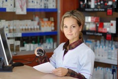 Jeune pharmacien féminin tenant la prescription photos libres de droits Jeune pharmacien féminin tenant la prescription photos libres de droits
