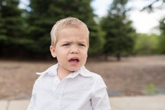 Jeune portrait d'enfant en bas âge en dehors d'incertain photos libres de droits Jeune portrait d'enfant en bas âge en dehors d'incertain photos libres de droits