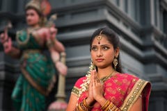 Jeune prière indienne de femme images libres de droits Jeune prière indienne de femme images libres de droits