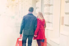 Jeune promenade de couples dans la ville, célébrant le jour de valentines jugeant SH images libres de droits Jeune promenade de couples dans la ville, célébrant le jour de valentines jugeant SH images libres de droits