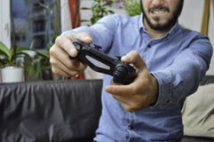 Jeune protection belle nerveuse de jeu de participation d'homme et jeu aux jeux vidéo image libre de droits Jeune protection belle nerveuse de jeu de participation d'homme et jeu aux jeux vidéo image libre de droits