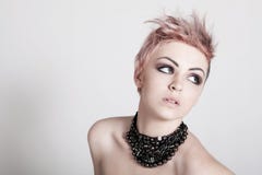 Jeune punk femelle avec le cheveu rose photos stock Jeune punk femelle avec le cheveu rose photos stock