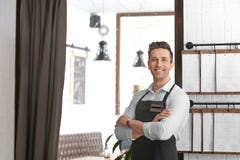 Jeune serveur dans le tablier photo stock Jeune serveur dans le tablier photo stock