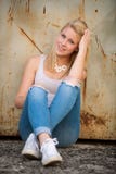 Jeune seule fille caucasienne blonde sur une rue photographie stock libre de droits Jeune seule fille caucasienne blonde sur une rue photographie stock libre de droits