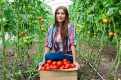 Jeune travailleuse de sourire d'agriculture