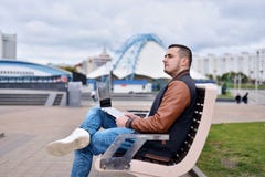 Jeune type dans la veste en cuir et des jeans photographie stock libre de droits Jeune type dans la veste en cuir et des jeans photographie stock libre de droits