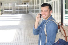 Jeune vrai homme naturel semblant parlant à son téléphone portable pour recevoir de bonnes actualités avec l'espace de copie image libre de droits Jeune vrai homme naturel semblant parlant à son téléphone portable pour recevoir de bonnes actualités avec l'espace de copie image libre de droits