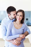 Jeune étreindre de couples photographie stock Jeune étreindre de couples photographie stock