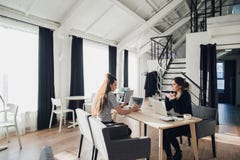 Jeune étudiant d'architecte étant interviewé pour le travail à la société de conception, ayant des conversations au sujet de déma photographie stock libre de droits Jeune étudiant d'architecte étant interviewé pour le travail à la société de conception, ayant des conversations au sujet de déma photographie stock libre de droits