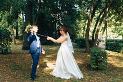 Jeunes beaux couples de nouveaux mariés sur la nature en été 1 photographie stock Jeunes beaux couples de nouveaux mariés sur la nature en été 1 photographie stock