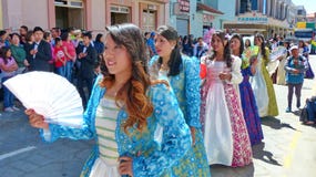 Jeunes beaux danseurs de filles habillés comme espagnols Défilé à Cuenca photographie stock Jeunes beaux danseurs de filles habillés comme espagnols Défilé à Cuenca photographie stock