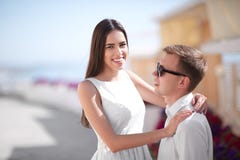 Jeunes couples appréciant ensemble dans la ville Un couple gai détendant sur un fond ensoleillé de station de vacances Jeunes cou photographie stock Jeunes couples appréciant ensemble dans la ville Un couple gai détendant sur un fond ensoleillé de station de vacances Jeunes cou photographie stock