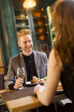 Jeunes couples ayant le wagon-restaurant Photo stock Jeunes couples ayant le wagon-restaurant Photo stock