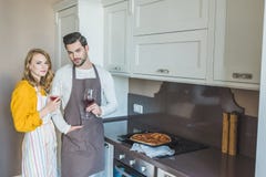 Jeunes couples ayant un verre de vin photos stock Jeunes couples ayant un verre de vin photos stock