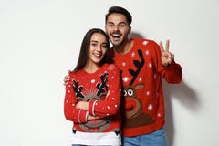 Jeunes couples dans des chandails de Noël image stock Jeunes couples dans des chandails de Noël image stock