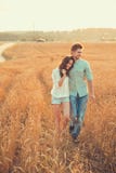 Jeunes couples dans l'amour extérieur Accouplez étreindre photo stock Jeunes couples dans l'amour extérieur Accouplez étreindre photo stock