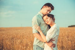 Jeunes couples dans l'amour extérieur Accouplez étreindre Jeunes beaux couples dans l'amour restant et embrassant sur le champ su images stock Jeunes couples dans l'amour extérieur Accouplez étreindre Jeunes beaux couples dans l'amour restant et embrassant sur le champ su images stock