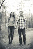Jeunes couples en parc tenant des mains image stock Jeunes couples en parc tenant des mains image stock