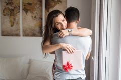 Jeunes couples heureux dans l'amour étonnant avec des cadeaux images libres de droits Jeunes couples heureux dans l'amour étonnant avec des cadeaux images libres de droits