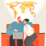 Jeunes couples heureux prévoyant tour du monde se reposant sur un sofa avec un ordinateur portable illustration libre de droits Jeunes couples heureux prévoyant tour du monde se reposant sur un sofa avec un ordinateur portable illustration libre de droits