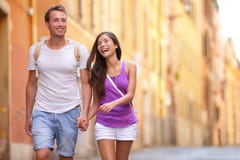 Jeunes couples occasionnels tenant la marche de mains photographie stock libre de droits Jeunes couples occasionnels tenant la marche de mains photographie stock libre de droits