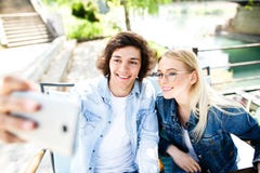 Jeunes couples prenant le selfie tout en buvant du café au ` s garde de café image stock Jeunes couples prenant le selfie tout en buvant du café au ` s garde de café image stock