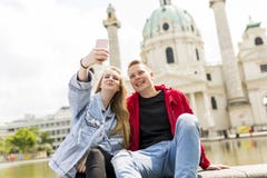 Jeunes couples prenant le selfie à Vienne photographie stock Jeunes couples prenant le selfie à Vienne photographie stock