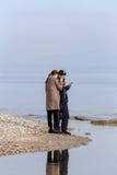 Jeunes couples regardant quelque chose dans le téléphone photographie stock libre de droits Jeunes couples regardant quelque chose dans le téléphone photographie stock libre de droits
