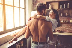 Jeunes couples sexy dans la cuisine Jeunes couples sexy dans la cuisine