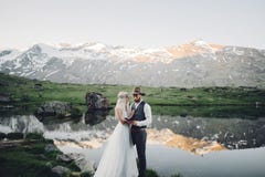 Jeunes couples élégants de mariage posant dans le beau moun de Matterhorn images libres de droits Jeunes couples élégants de mariage posant dans le beau moun de Matterhorn images libres de droits
