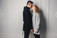 Jeunes couples étreignant et posant sur un fond clair image libre de droits Jeunes couples étreignant et posant sur un fond clair image libre de droits