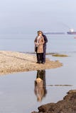 Jeunes couples étreignant par la mer image libre de droits Jeunes couples étreignant par la mer image libre de droits