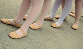 Jeunes danseurs attendant. Jeunes danseurs attendant.