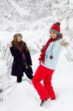 Jeunes femmes heureuses extérieures en hiver photos libres de droits Jeunes femmes heureuses extérieures en hiver photos libres de droits