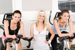 Jeunes filles de forme physique tournant à la pose de gymnastique photographie stock Jeunes filles de forme physique tournant à la pose de gymnastique photographie stock