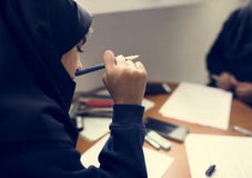 Jeunes filles musulmanes faisant le travail photos libres de droits Jeunes filles musulmanes faisant le travail photos libres de droits