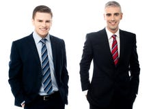 Jeunes hommes d'affaires posant ensemble image libre de droits Jeunes hommes d'affaires posant ensemble image libre de droits