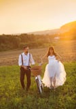 Jeunes mariés avec un vélo blanc de mariage photographie stock libre de droits Jeunes mariés avec un vélo blanc de mariage photographie stock libre de droits