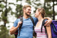 Jeunes randonneurs heureux regardant l'un l'autre image libre de droits Jeunes randonneurs heureux regardant l'un l'autre image libre de droits