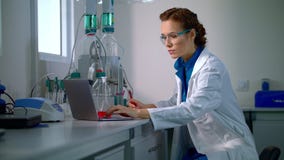 Jeunes résultats d'écriture de scientifique de recherche Fonctionnement de scientifique de laboratoire clips vidéos Jeunes résultats d'écriture de scientifique de recherche Fonctionnement de scientifique de laboratoire clips vidéos