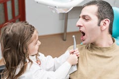 Jeux d'enfant le rôle du dentiste photos libres de droits Jeux d'enfant le rôle du dentiste photos libres de droits