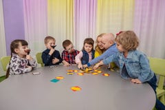 Jeux de société de jeu d'enfants photo libre de droits Jeux de société de jeu d'enfants photo libre de droits