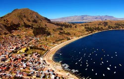 Jeziorna Titicaca zatoka w copacabana w Bolivia gór panoramie zdjęcie royalty free Jeziorna Titicaca zatoka w copacabana w Bolivia gór panoramie zdjęcie royalty free