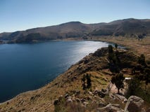 Jeziorna Titicaca zatoka w copacabana w Bolivia górach zdjęcie stock Jeziorna Titicaca zatoka w copacabana w Bolivia górach zdjęcie stock