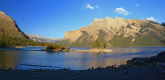 Jeziorny Minnewanka w wieczór świetle, Banff park narodowy, Alberta, panorama zdjęcia stock Jeziorny Minnewanka w wieczór świetle, Banff park narodowy, Alberta, panorama zdjęcia stock