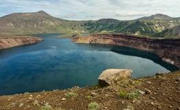 Jezioro w kaldera wulkanie Ksudach Południowy Kamchatka natury park obraz stock Jezioro w kaldera wulkanie Ksudach Południowy Kamchatka natury park obraz stock