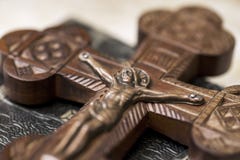 Jezus na krzy?u w ko?ci?? Drewniany krzyż z jezus chrystus krzyżowaniem zdjęcia royalty free Jezus na krzy?u w ko?ci?? Drewniany krzyż z jezus chrystus krzyżowaniem zdjęcia royalty free