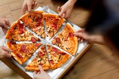jeść pizzy Grupa przyjaciele Dzieli pizzę Fast Food, czas wolny obraz royalty free jeść pizzy Grupa przyjaciele Dzieli pizzę Fast Food, czas wolny obraz royalty free