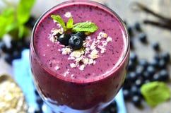 Jeżynowy i bananowy smoothie zdjęcie royalty free Jeżynowy i bananowy smoothie zdjęcie royalty free
