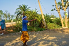 Jhargram, западная Бенгалия, Индия 28-ое апреля 2018: старое santal индийский старик племени было идущ и указывающ вперед с его стоковое фото Jhargram, западная Бенгалия, Индия 28-ое апреля 2018: старое santal индийский старик племени было идущ и указывающ вперед с его стоковое фото
